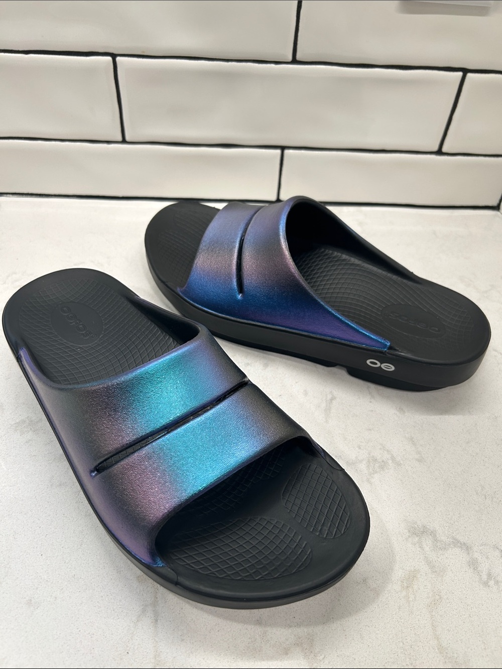 OOFOS OOahh Luxe Midnight Spectre Recovery Slide On Sandals Comfortable 10 NEW